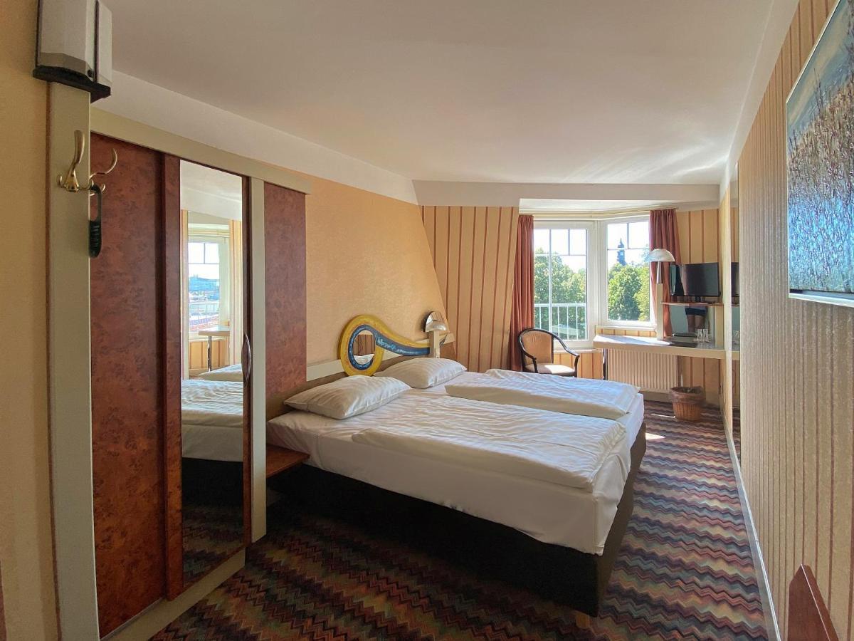 Hotel Zum Gruenen Turm Hohen Neuendorf Esterno foto