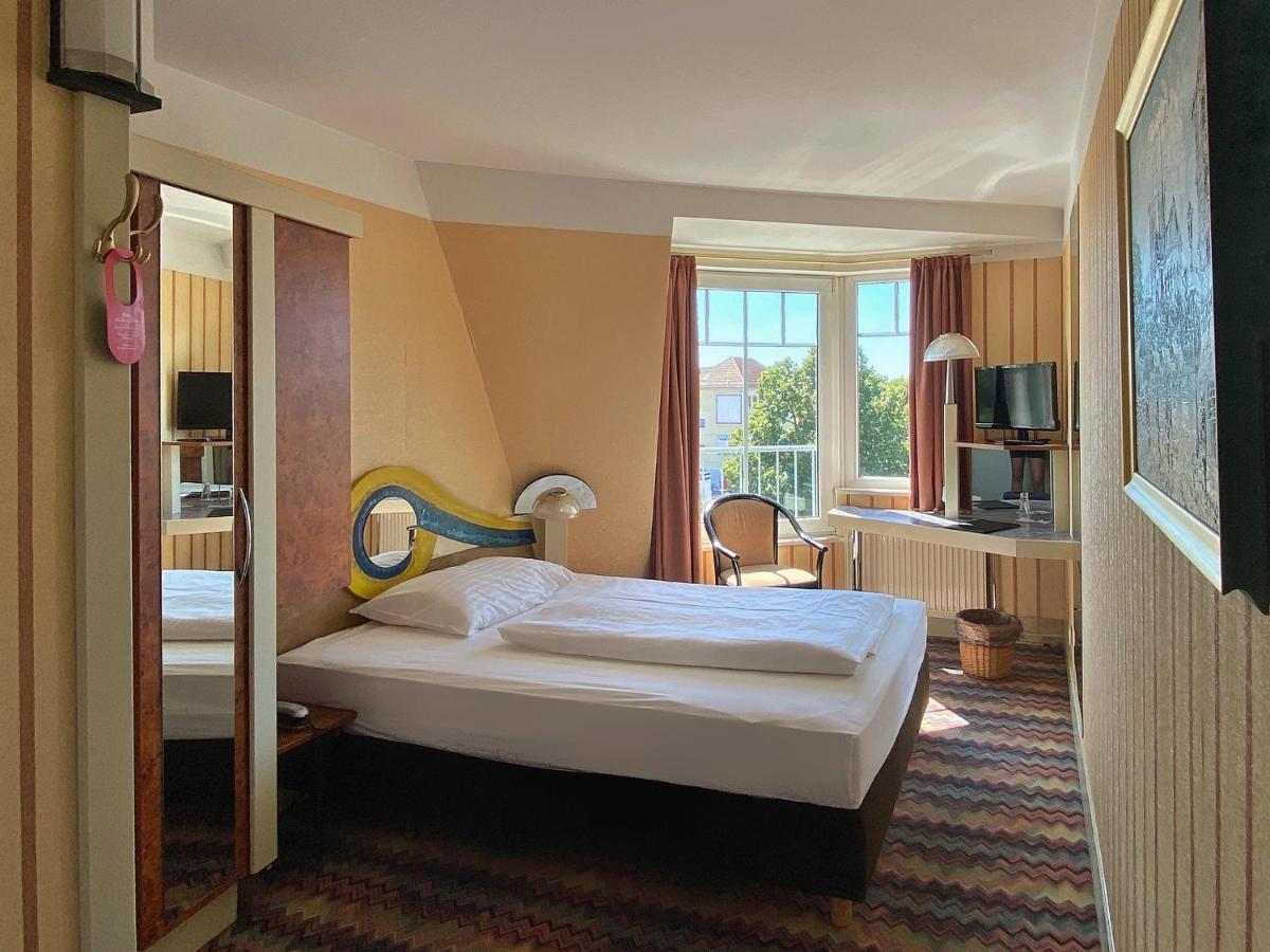 Hotel Zum Gruenen Turm Hohen Neuendorf Esterno foto