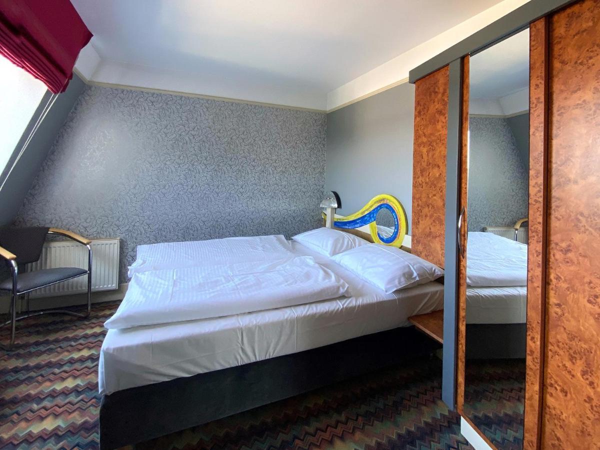 Hotel Zum Gruenen Turm Hohen Neuendorf Esterno foto